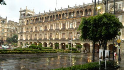 Uno de los edificios históricos frente a la plaza principal. 