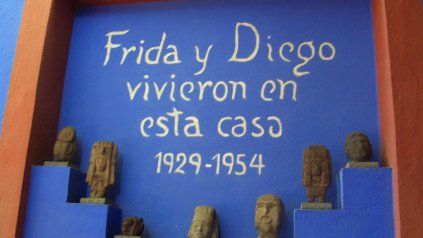 En una de las paredes del patio quedó la huella de los artistas. 