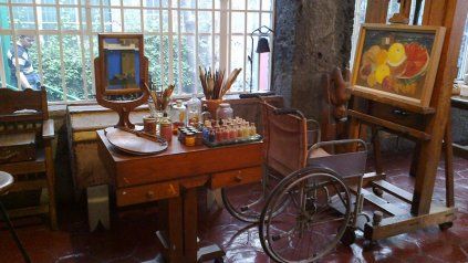 La silla de ruedas y el espejo, dos objetos que formaban parte del día a día de la artista. 