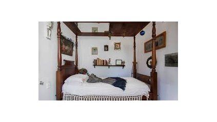 En la habitación de Frida se distinguen la cama que usaba y el espejo que está sobre la misma, donde ella comenzó a retratarse. 