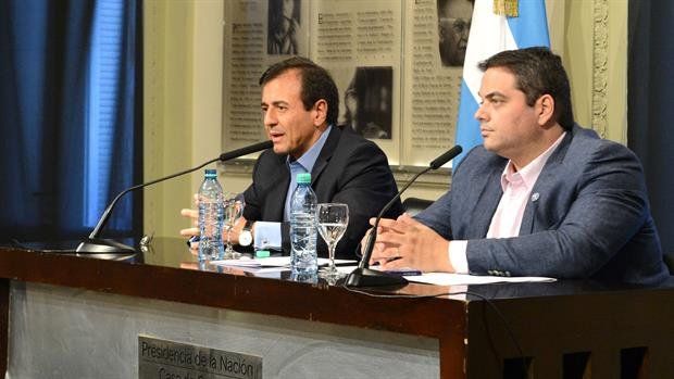 Mario Quintana y Jorge Triaca acordaron frenar los despidos hasta marzo del año que viene (Foto: Presidencia).