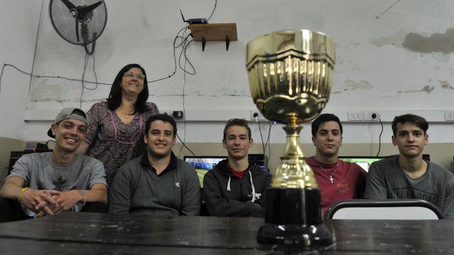 Los chicos junto a la profesora Andrea Zubiri.
