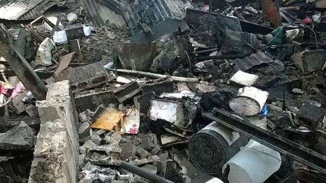 Las viviendas atacadas por el fuego sufrieron destrucción total y la ayuda es necesaria.