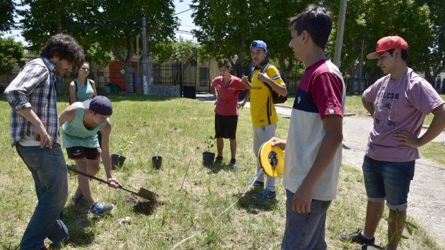 Cada estudiante se comprometió a cuidar el árbol que plantó.