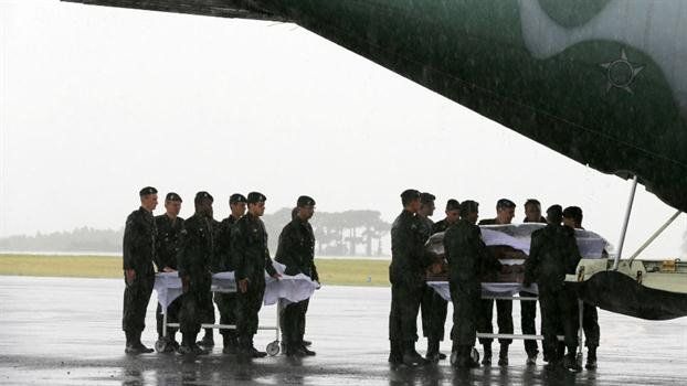 Los cuerpos llegaron en tres aviones de la Fuerza Aérea Brasilera.