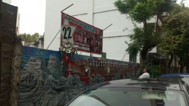 Donde todo empezó. Casi como una rutina, el hombre que manipuló el regulador de gas concurre al lugar de la explosión. Dice que reza por los que murieron.