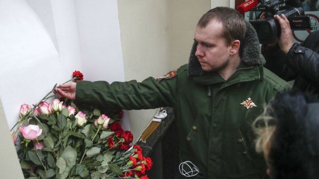 Alexander, ex miembro del Conjunto Alexandrov, pone flores en el edificio del coro militar en Moscú.