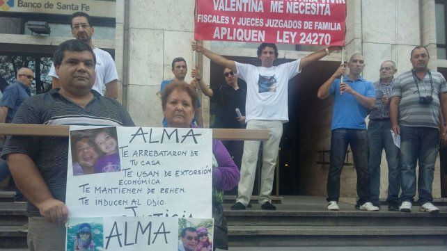 Padres y abuelos se concentraron esta mañana en las escalinatas de Tribunales sobre calle Balcarce.