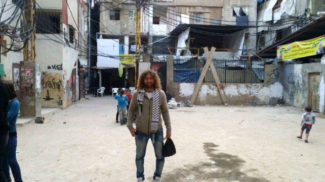 Pablo Abdala en el campo de refugiados de Chatila, en Beirut, donde propuso hacer una clínica de fútbol.
