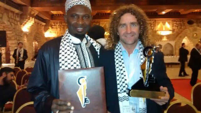 Pablo y el militante senegalés Sheriff, durante una premiación.