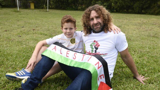 Abdala junto a su hijo Tarek, de 12 años, en el jardín de su casa.