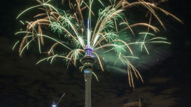 Fuegos artificiales en la Torre Sky de Auckland, en Nueva Zelanda.