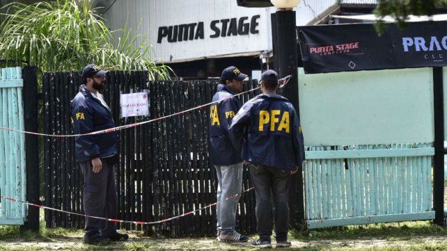 Efectivos de la Policía Federal esta mañana en el boliche donde se hizo la fiesta electrónica.