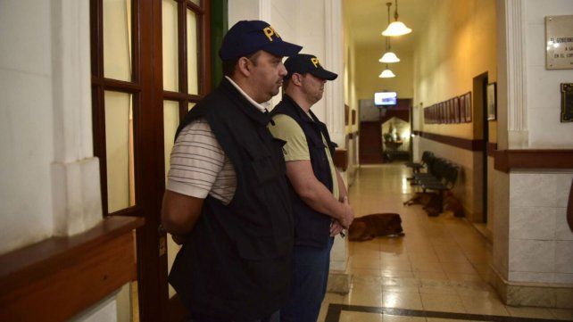 Efectivos de la Policía Federal custodian una de las oficinas del municipio allanadas esta mañana