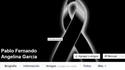 El crespón negro en el muro del marido, anunciando el luto.&nbsp;