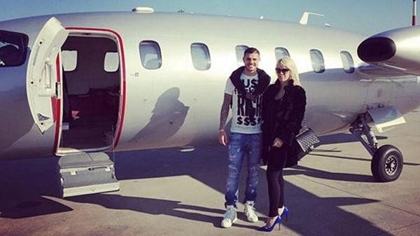 La pareja y una foto en lo que parece un avión privado.