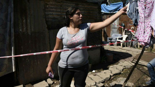 Una tía de la nena fallecida, en el lugar de la tragedia. 