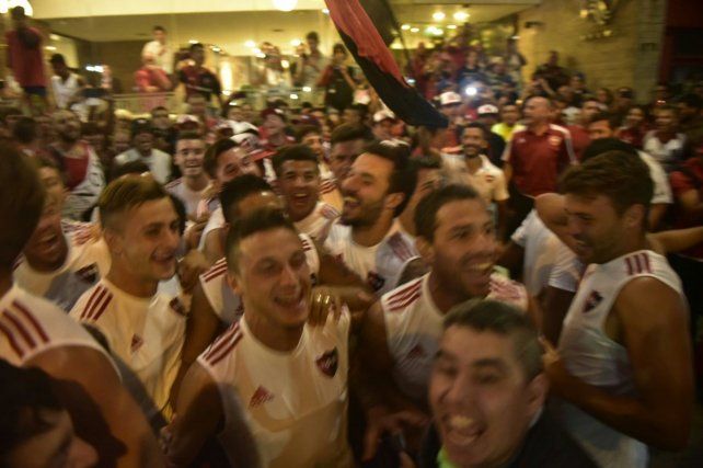 Los jugadores se mezclaron con los hinchas para celebrar el banderazo de una manera diferente.
