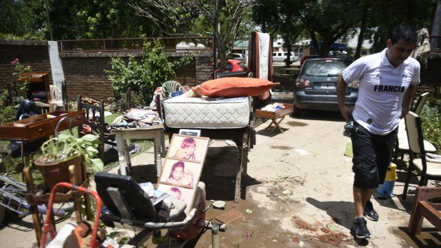 Colchones, muebles y recuerdos familiares, todo mojado.