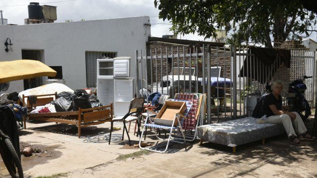 Colchones, muebles y recuerdos familiares, todo mojado.