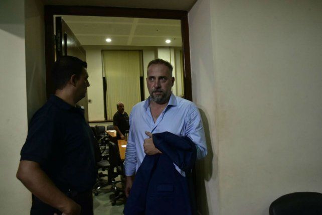 La salida. Marcos Cella se retiró ayer porque el fiscal aceptó que la fianza sea depositada el lunes.