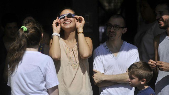 Chicos y grandes se acercar a ver el eclipse desde el Planetario.
