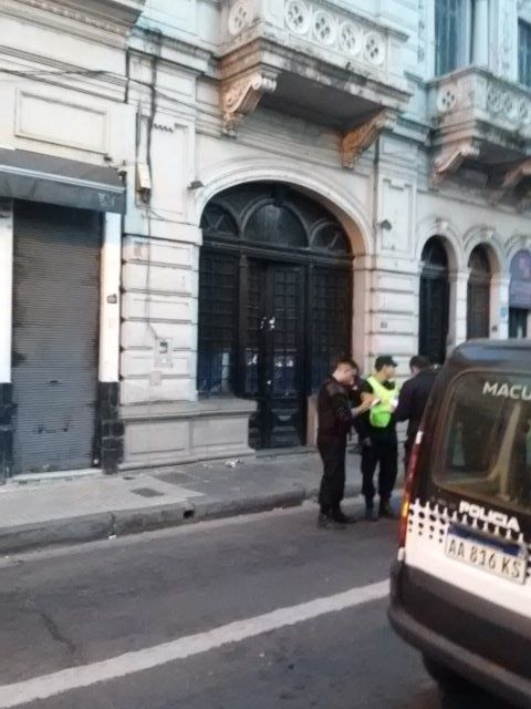 La policía en el boliche de Maipú al 1100 donde se produjo la balacera. 