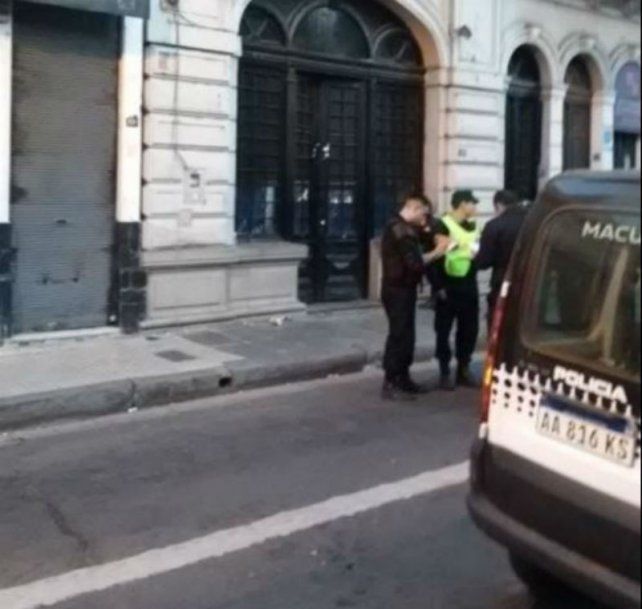 La policía en el frente del boliche donde se produjo el violento episodio.