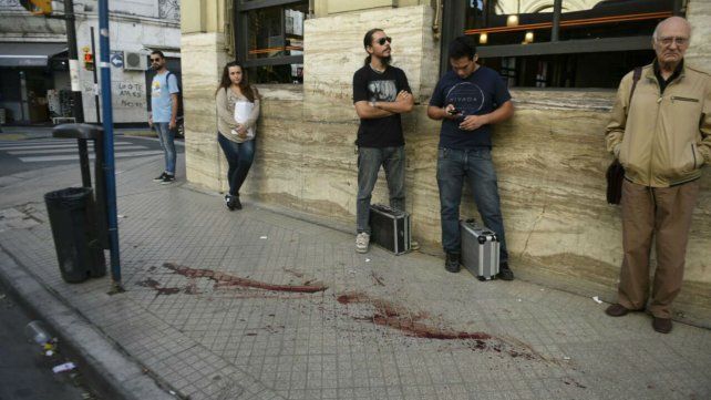 La parada de colectivos de Maipú y San Juan y los rastros de sangre que dejó uno de los heridos. 
