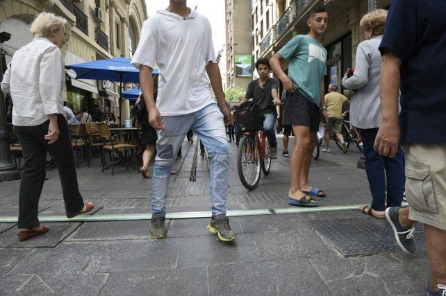 Los peatones se encuentran con el nuevo semáforo que está ubicado contra el piso.