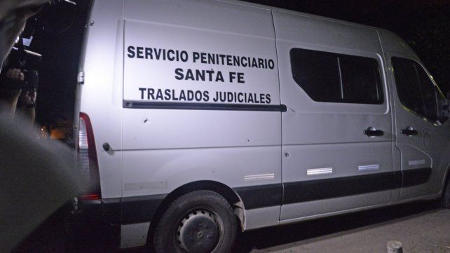 El vehículo del Servicio Penitenciario presenta varios impactos de bala en la carrocería.