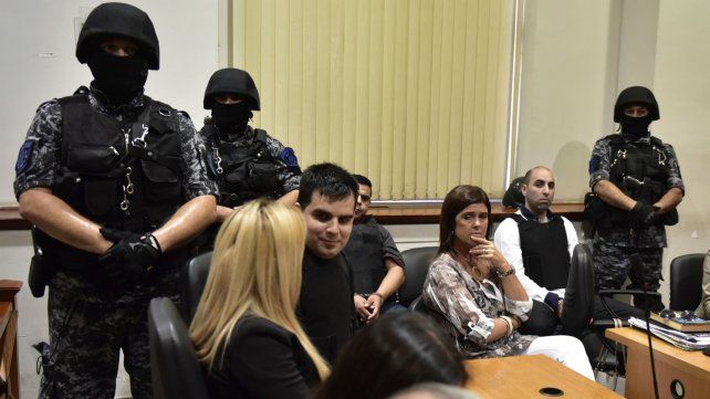 Los acusados junto a sus defensores ayer a la tarde antes de conocer el falllo