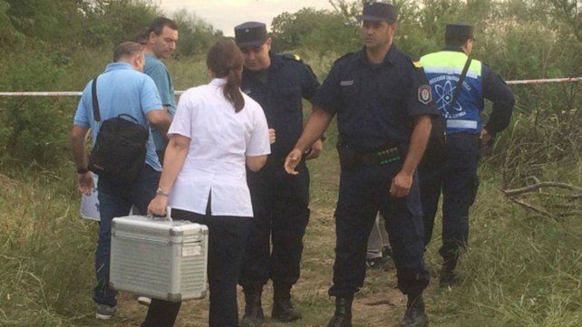 Efectivos policiales y forenses en el lugar del hallazgo del cadáver de Micaela.