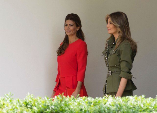 Las primeras damas de ambos países caminaron juntas en la Casa Blanca.
