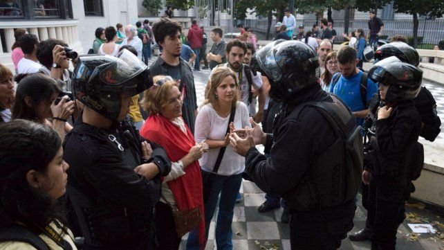 Policías en acción. Hubo tensión ayer a la tarde en el Museo de la Memoria. 