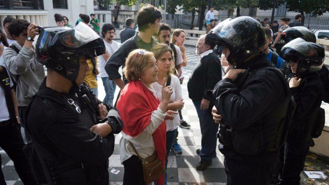 Policías en acción. Hubo tensión en el Museo de la Memoria.