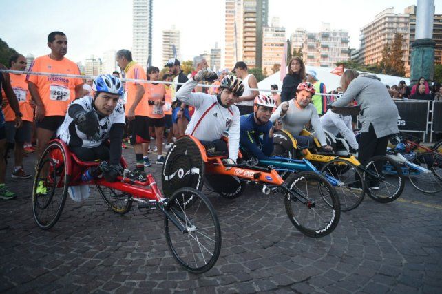 Deportistas en silla de ruedas también tuvieron lugar en la maratón.