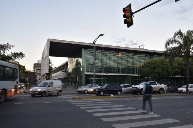 El Hospital de Emergencias. La víctima del ataque ocurrido en Biedma y Balcarce falleció antes de ingresar al hospital.