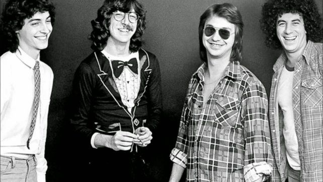A los jóvenes de ayer. Aznar, García, Lebón y Moro, uno de los más importantes grupos del rock argentino.