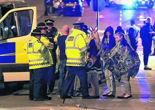 miedo. La policía asiste a un grupo de mujeres en las inmediaciones del estadio Manchester Arena. 