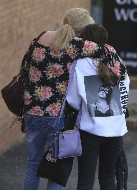 Una fan adolescente junto a su madre tras el atentado de anoche. 