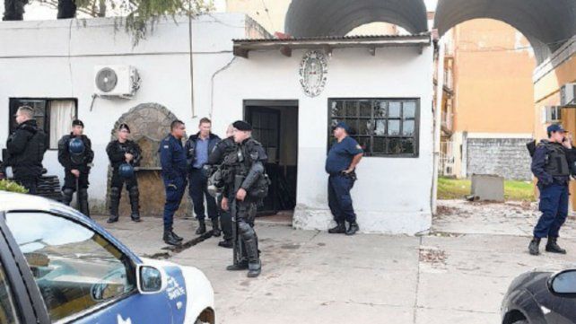 La policía se apostó frente a la comisaría 30ª desde las 14.