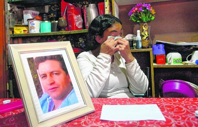 Dolor. Adriana, junto al retrato de su esposo, se quebró cuando habló de sus hijos y contó que ellos están mal y enojados con la vida por lo que pasó.