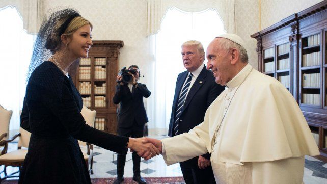 Ivanka Trump saluda al Papa.