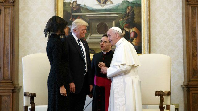 Charla distendida entre el Papa y el matrimonio Trump.