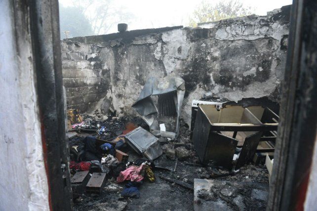 La casa donde ocurrió la tragedia. El fuego arrasó con todo. 