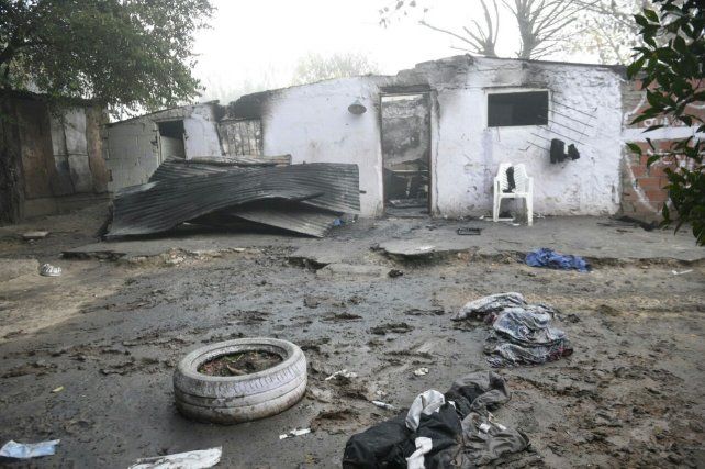 La casa donde vivían las víctimas quedó totalmente destruida. 
