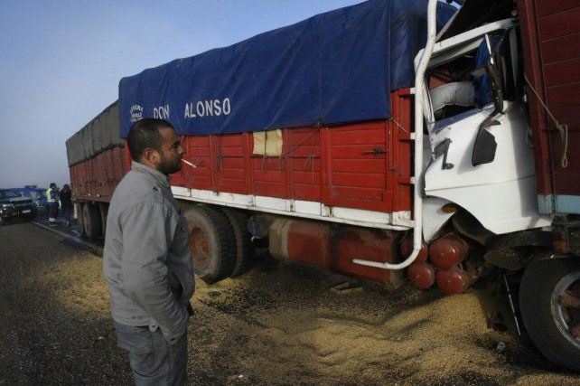 Pablo, uno de los camioneros que sobrevivió, junto a su vehículo. 