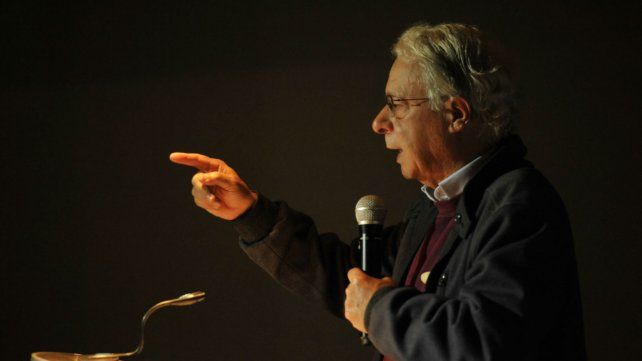 El teólogo y educador brasileño instó a los jóvenes universitarios a estar "viciados en utopías" y vincularse con los movimientos sociales.