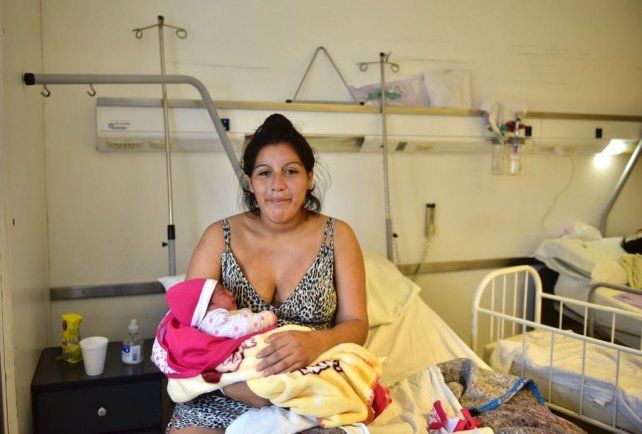 María Eugenia Molina y Ashley, esta mañana en la Maternidad Martin.